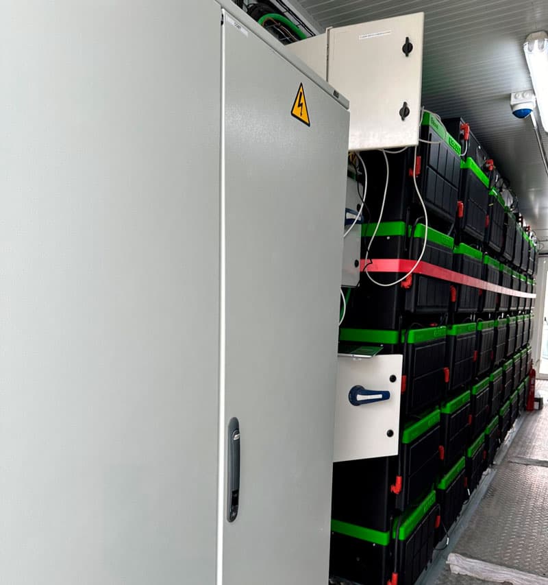 Interior del contenedor con cuadro eléctrico y baterías de ion-litio